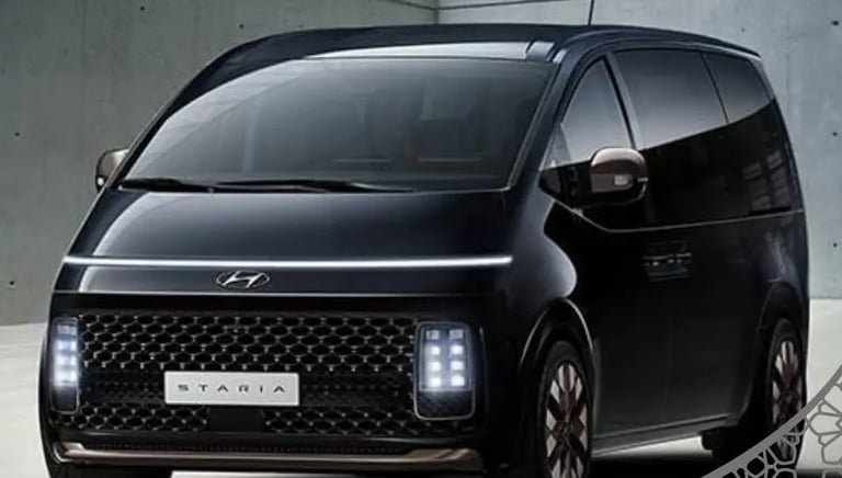 سيارة عائلية متوقفة بالقرب من فندق بمكة المكرمة، جاهزة لنقل الركاب.