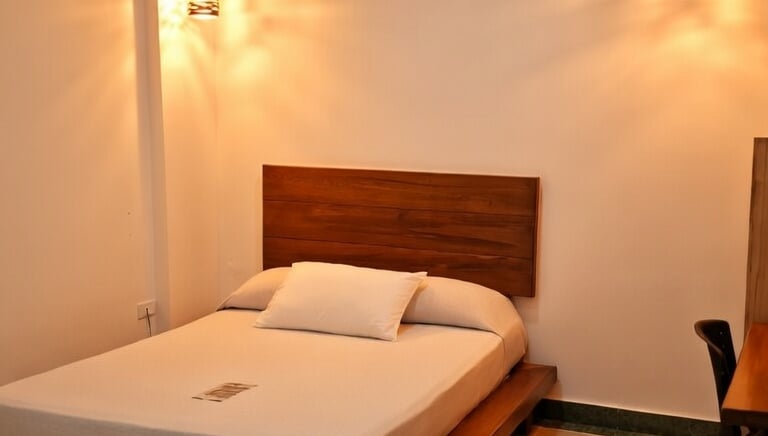 Habitación con aire acondicionado en Apartadó. Alojamiento minimalista Hotel Barbacoa. Habitación