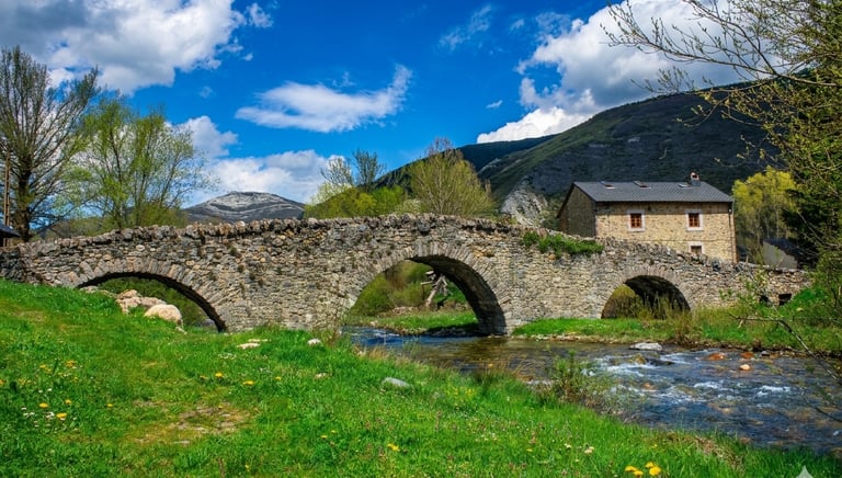 Puente románico en un río de la montaña de León
