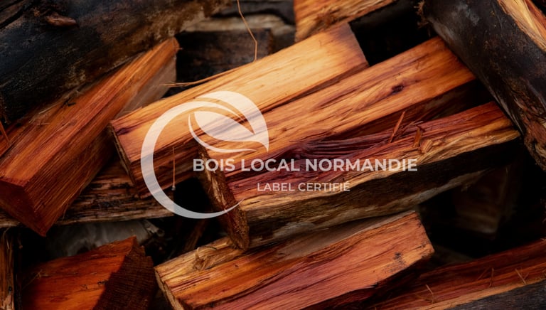 une pile de bûches de bois avec un logo dessus