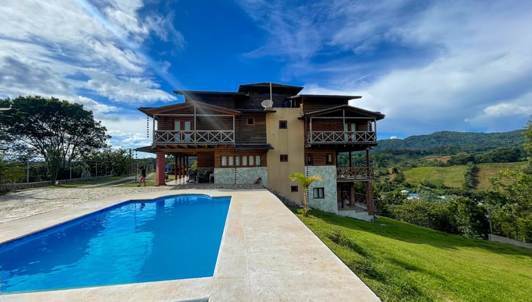 Villa Presidencial, con piscina de gran tamaño y vista al cielo