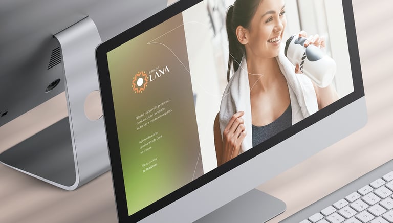 Mockup of a computer with the website and visual identity Espaço Lana