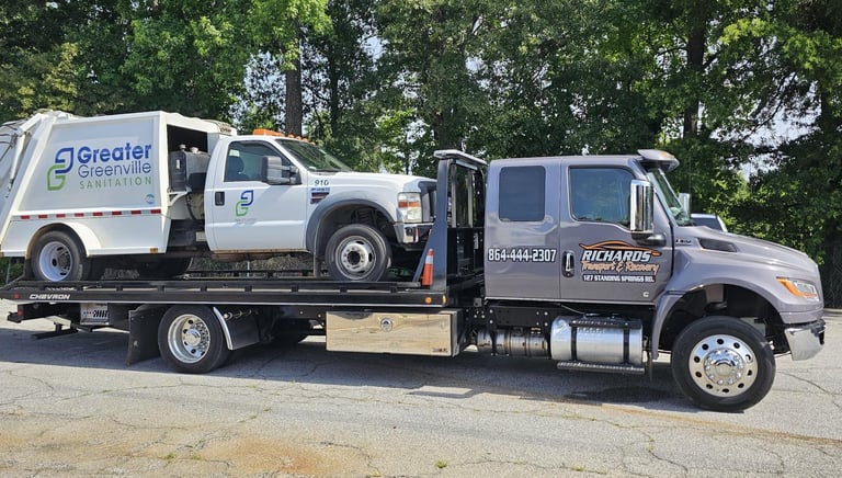 Tow truck providing 24/7 emergency towing services in Greenville County, SC, including Fountain Inn,