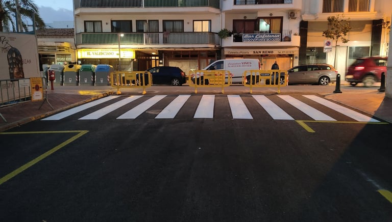 Pintado de paso de peatones en vía urbana en Ibiza
