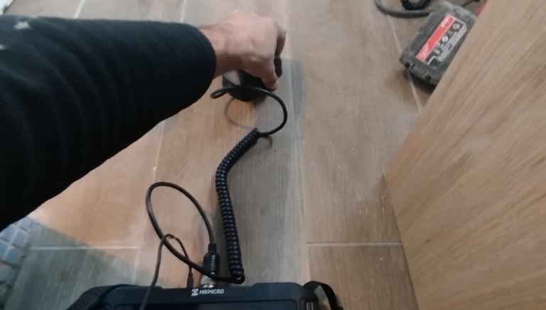 Une personne entrain de faire une recherche de fuite acoustique