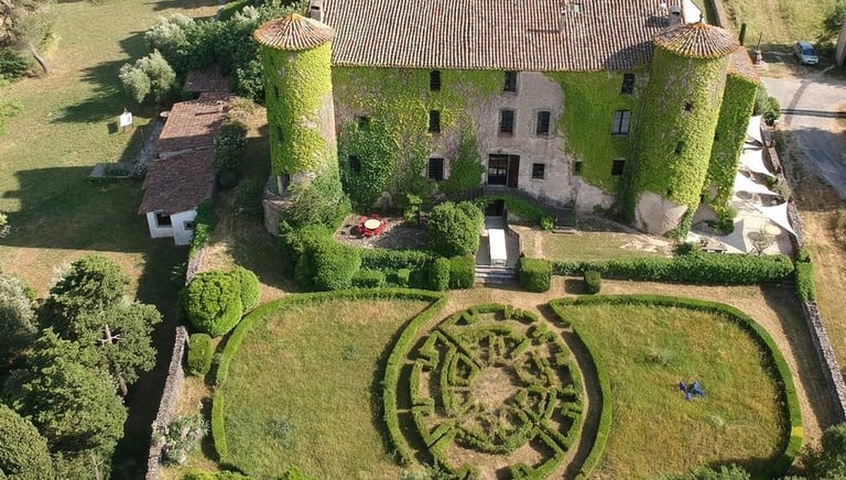 château caractéristique du style languedocien, hôtel, restaurant de domaine viticole, architecture