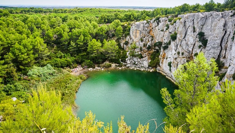 Gouffre près de la Méditerranée, site exceptionnel et nature préservée près de la mer méditerrannée