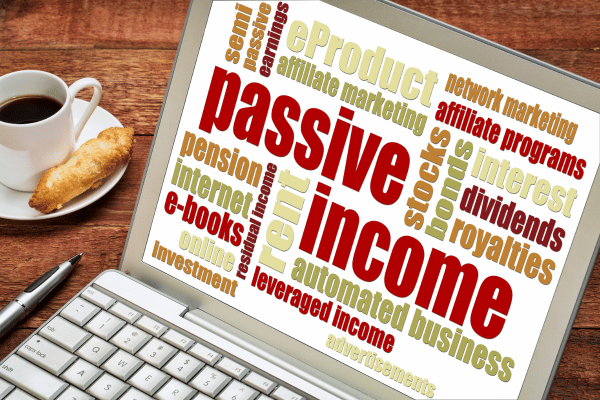 passives einkommen am pc mockup mit kaffea und croissant im hnitergurd bie richtig auswandern mit dexit online