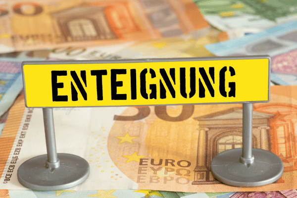 einteignung schild mit geldscheinen im hintegrund agend 2030