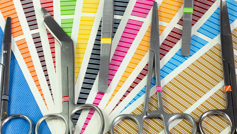 Marcadores de instrumentais cirúrgicos aplicados em pinças e tesouras.