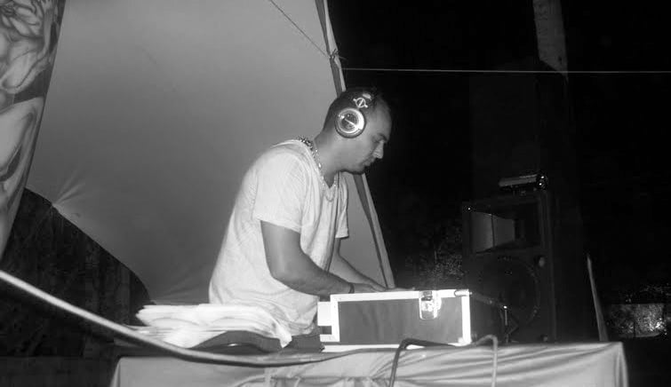 Antonio tocando aos seus 23 anos em Aracaju