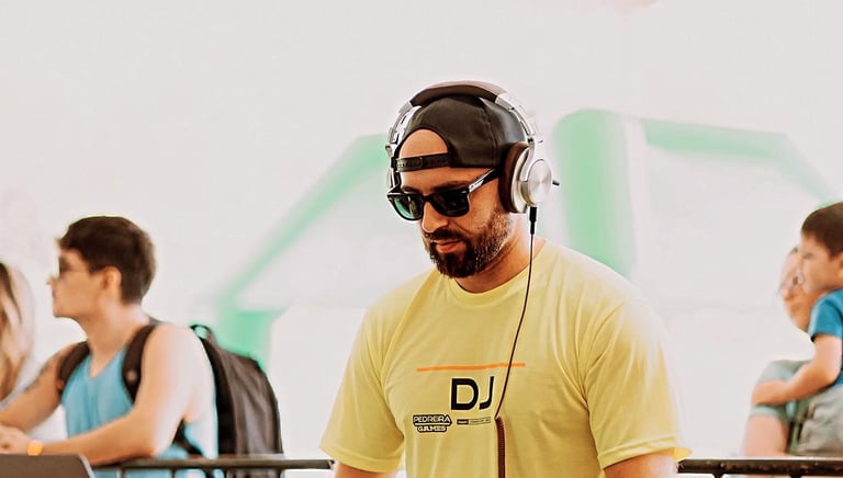 Antonio tocando em evento de Crossfit