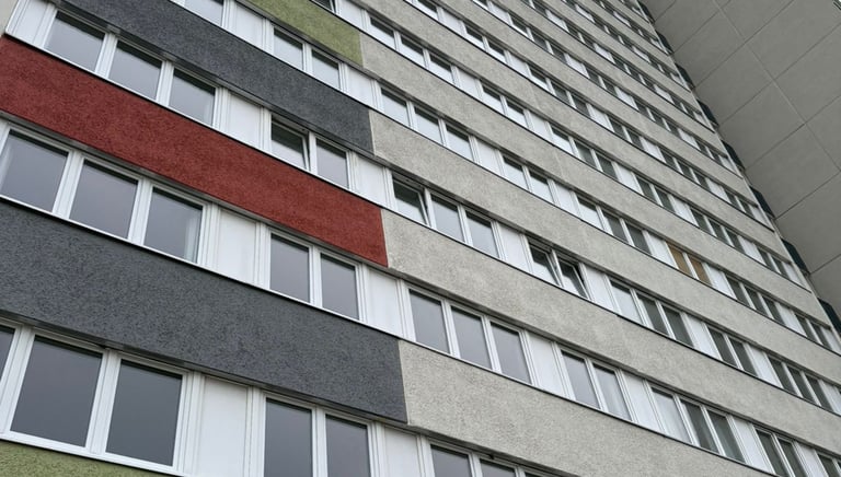 Mehrgeschossige Fassade mit Putz in verschiedenen Farben – Hebestreit Generalunternehmer GmbH