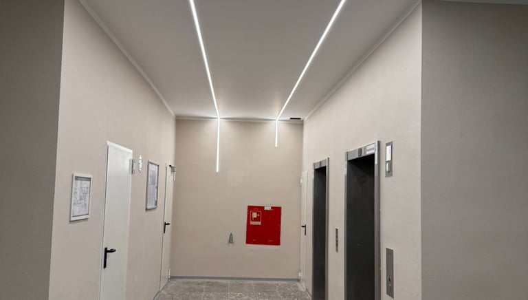 Innenflur auf einer Baustelle mit rot-weißem Warn- oder Hinweisschild