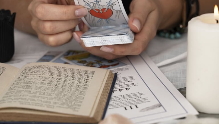 Lecture du Tarot de Marseille lors d’une séance de guidance spirituelle
