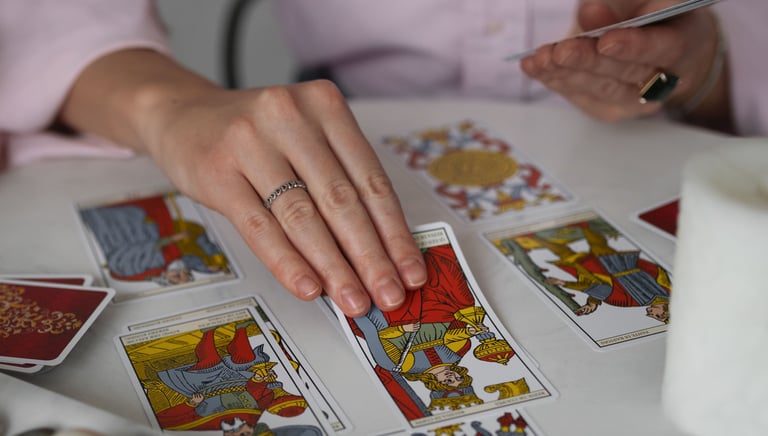 Tirage de cartes du Tarot de Marseille pendant une formation spirituelle