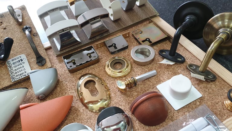 cerradura mueble, pasamanos, topes de suelo, soporte estanteria, bocallave