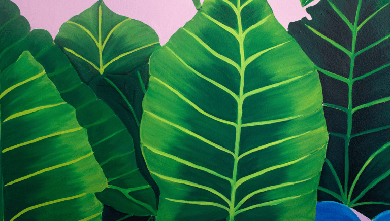 Hojas tropicales pintadas con realismo sobre mural decorativo y ambientación.