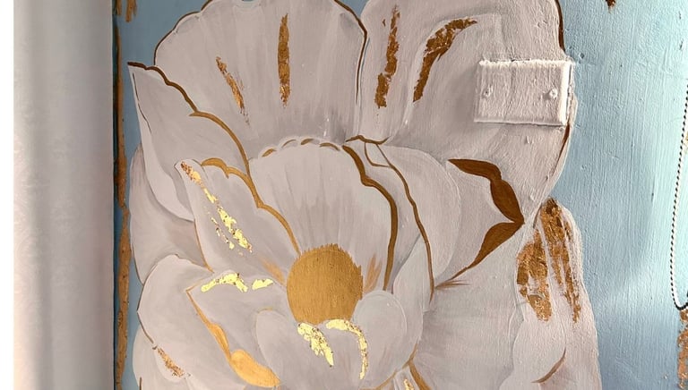 Flores grandes pintadas en mural interno para decoración del hogar.