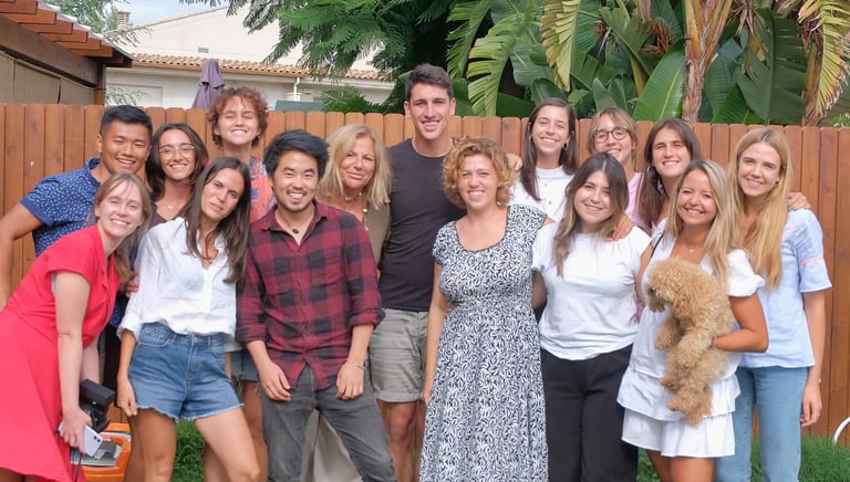 Roger Solà, El Cami's founder and the diverse group of volu smiling together 