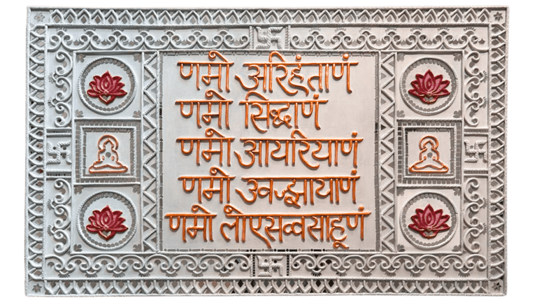 Handcrafted Lippen Art wall décor with intricate thread detailing.