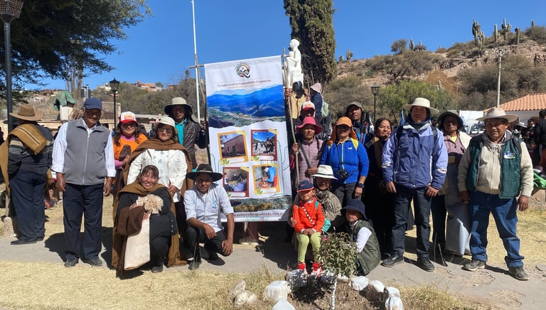 emprendedores de turismo rural comunitario reunidos para desfile del día de la independencia