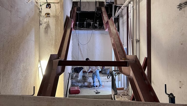 Refuerzo estructural y escaleras en centro comercial de Barcelona.