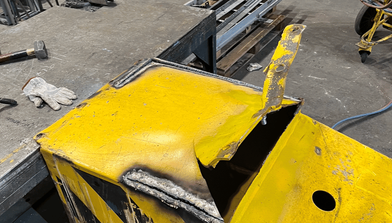 Soldadura técnica: Reparación critica en maquinaria industrial.