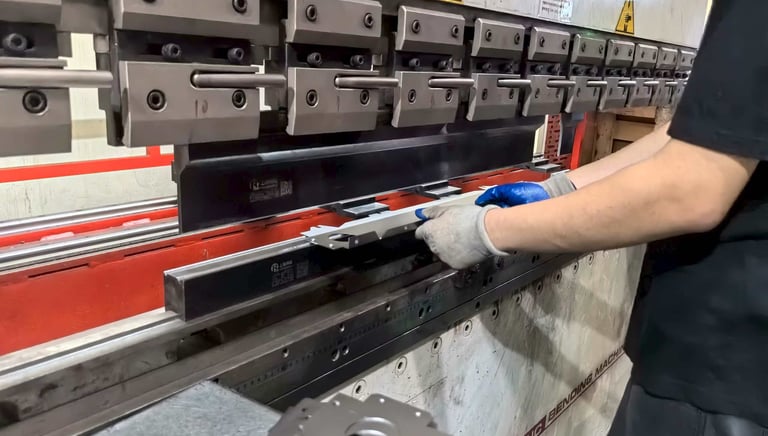 CNC bending workers, through years of consistent practice, can achieve an accuracy of 0.1mm.