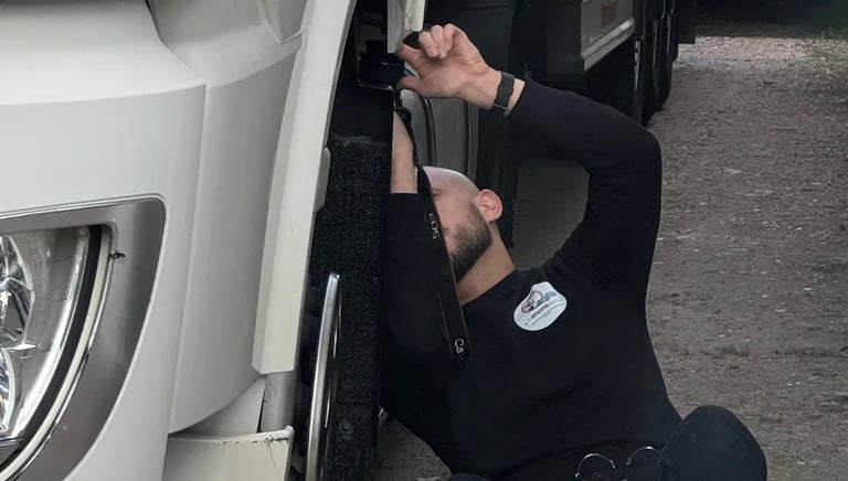 Gutachter nimmt Schaden am Auto auf