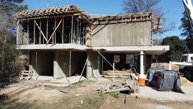 una casa que se está construyendo en una casa que se está construyendo en una casa