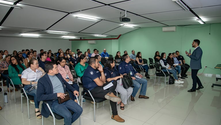 Grupo de servidores públicos en proceso de capacitación normativa