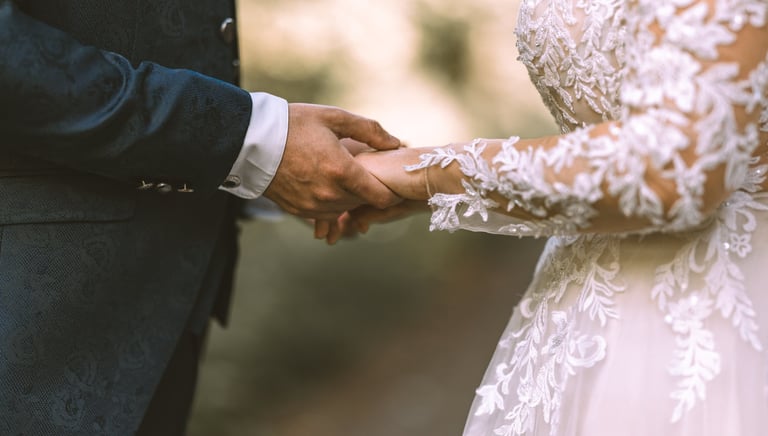 une mariée et un marié se tenant par la main lors d'une cérémonie de mariage