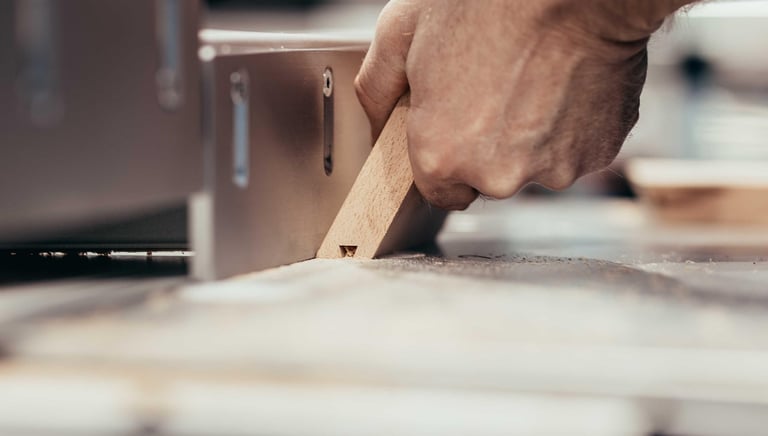 Mann sägt einen Winkel in ein Stück Eichenholz