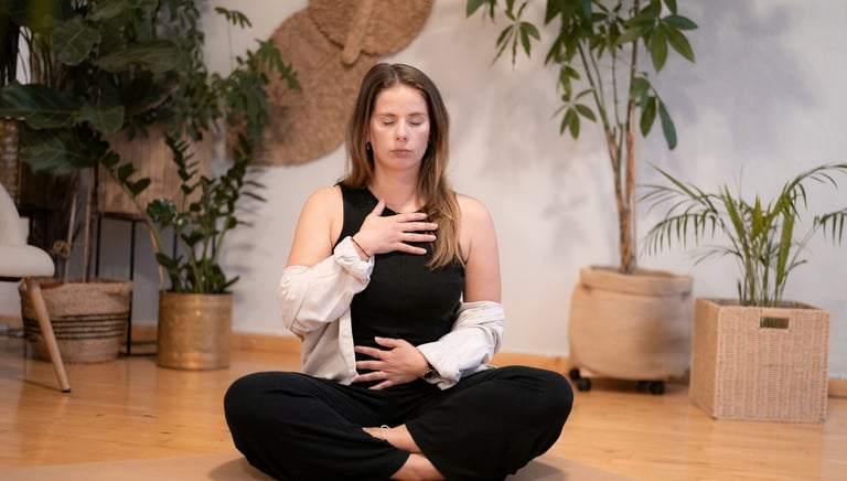 Frau übt sich in Meditation und Atemtechniken