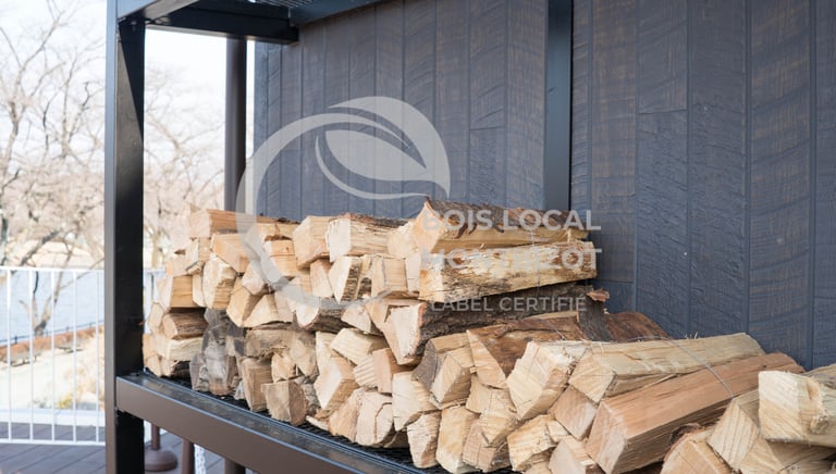 une pile de bois posée sur une étagère