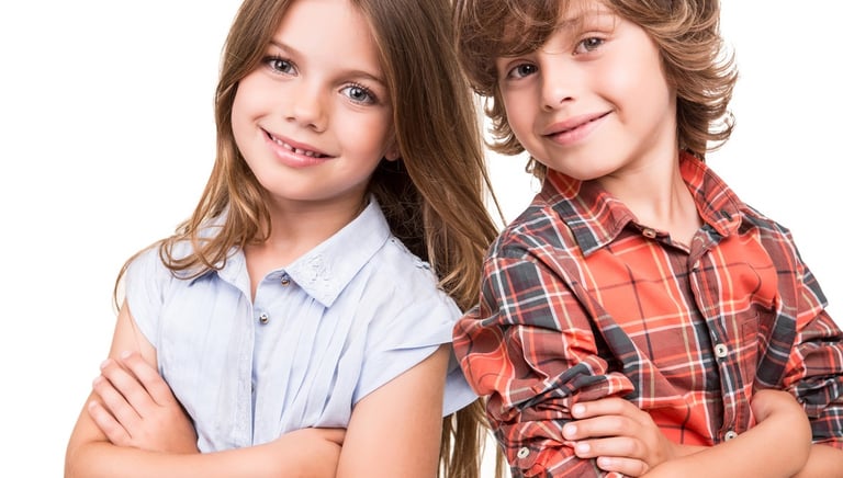 Portrait de deux enfants, un garçon et une fille, prêts pour une séance de sophrologie