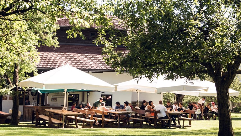 Der Gastgarten am Kölblhof unter den großen Apfelbäumen