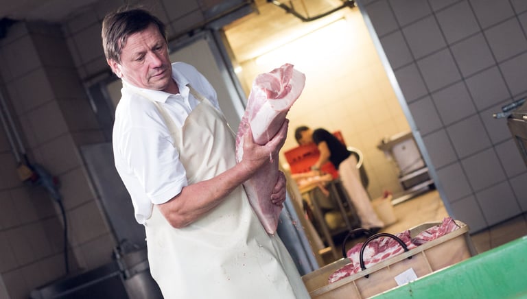 Die Fleischverarbeitung am Kölblhof wird von Rudolf jun. und Rudolf sen. erledigt