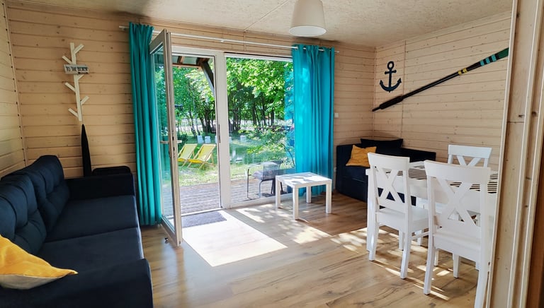 Przestrzenne wnętrze domku letniskowego latonafali z widokiem na piękną zieleń i słoneczny kierunek