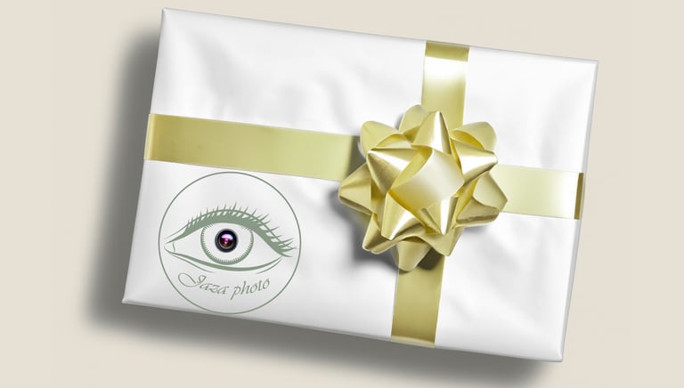 cadeau blanc entouré dans ruban doré avec le logo jaza photo