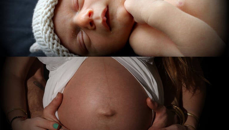 en haut photo d'un nourrisson qui dort, en bas un ventre enceinte entre les mains des parents