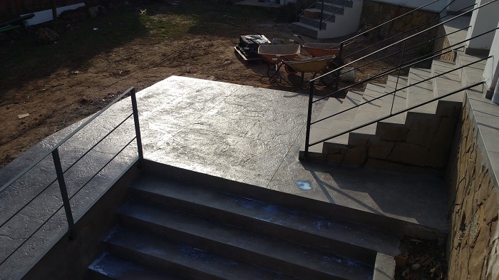Escaleras de hormigón con acabado decorativo, ideal para exteriores y zonas de acceso.