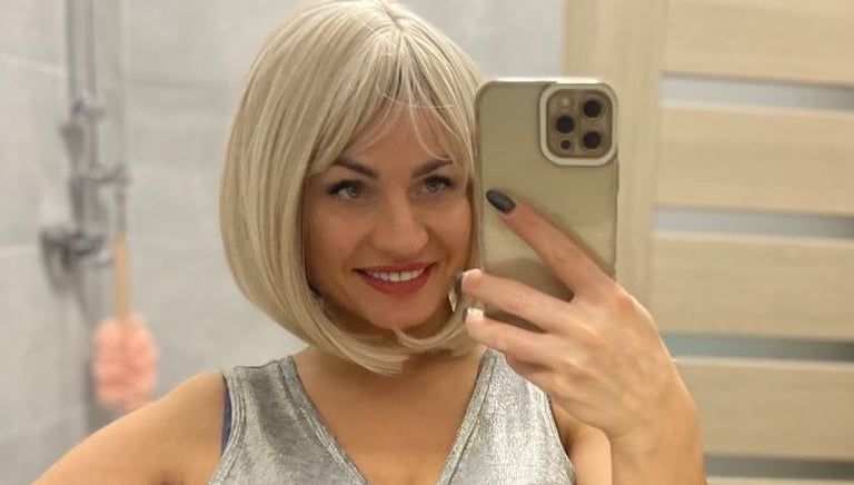 Patenkinta moteris, dėvinti blond kare peruką su kirpčiukais - parduodami perukai