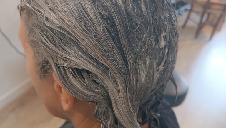 photo d'une personne ayant, l'argile d'appliquer sur ses racines, longueurs et pointes.