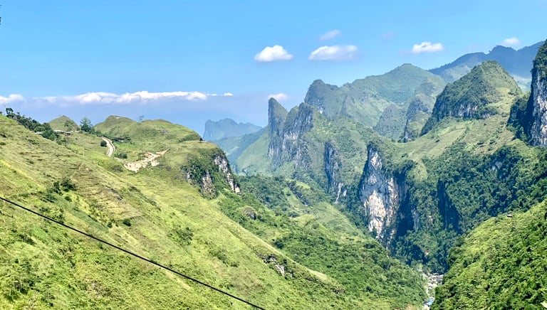 a mountain view of a mountain range with a cable - link