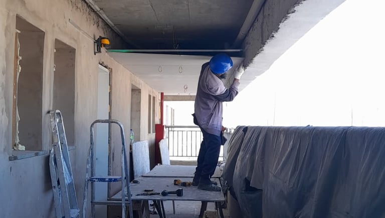 Homem trabalhando numa Obra com instalação