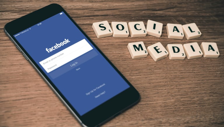 Image représentant les réseaux sociaux. Téléphone avec interface Facebook