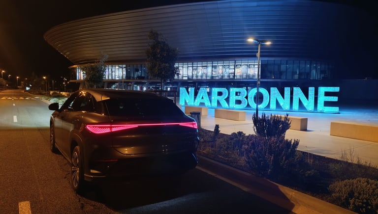 Chauffeur privé VTC à Narbonne – voiture garée de nuit devant l’Aréna
