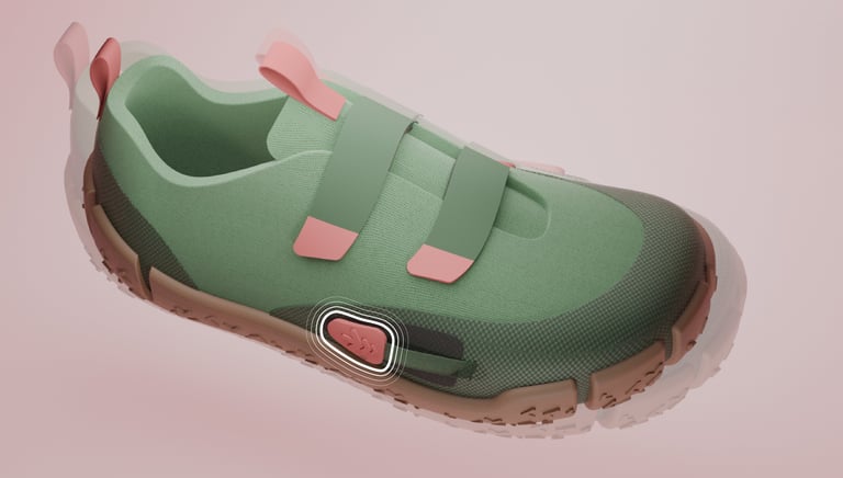 Grüner mitwachsender Kinderschuh von Sizeless in drei Schritten – fixieren mit Klettverschluss